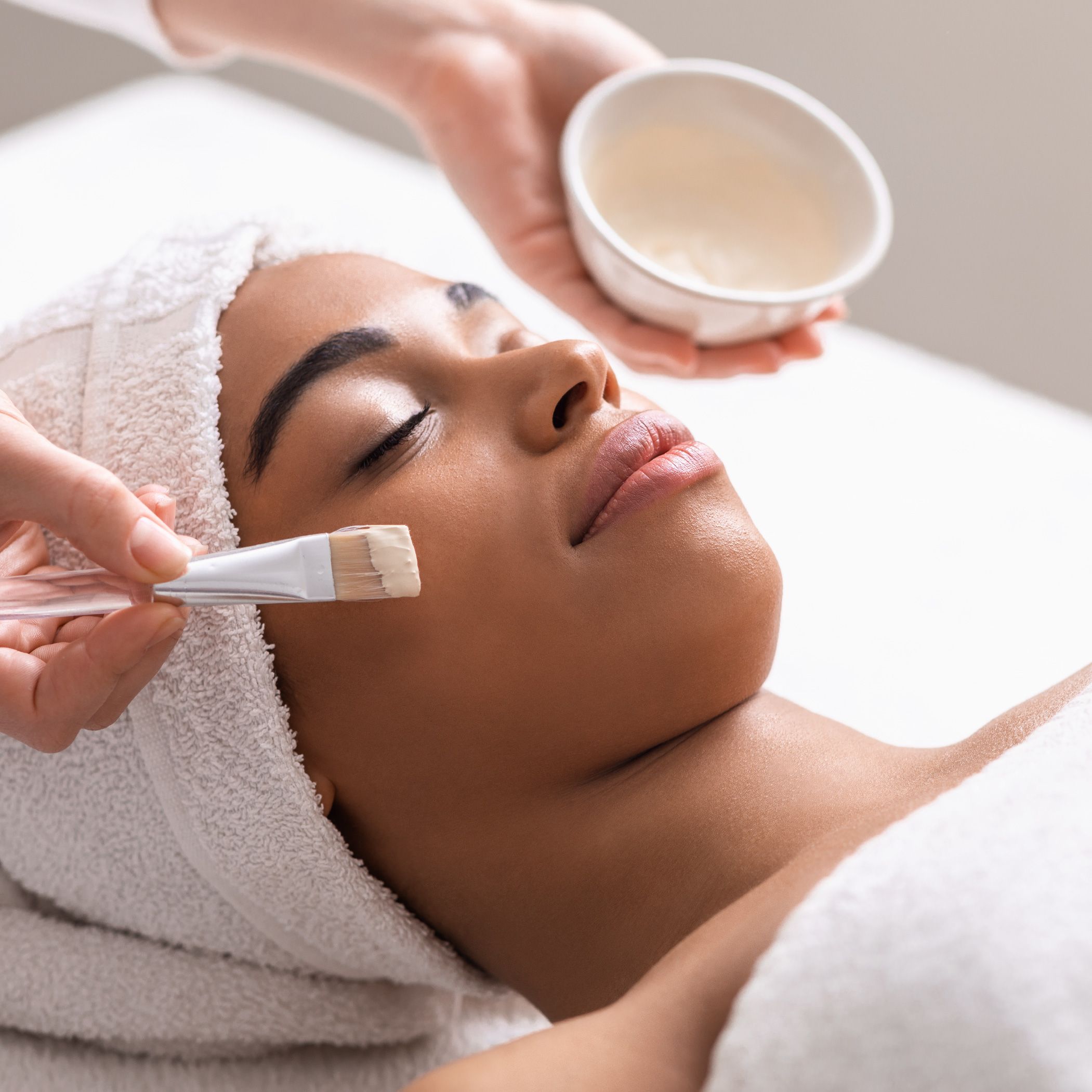 Soins De La Peau De Beauté Et Coton Sur Le Visage De La Femme En Studio